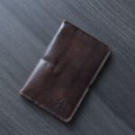 ⁦محفظة جلد طبيعي للرجال لون بني غامق⁩ - الصورة ⁦2⁩