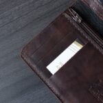 ⁦محفظة جلد طبيعي للرجال لون بني غامق⁩ - الصورة ⁦4⁩