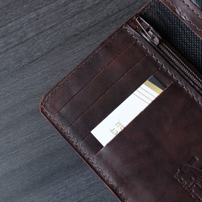 ⁦محفظة جلد طبيعي للرجال لون بني غامق⁩ - الصورة ⁦4⁩