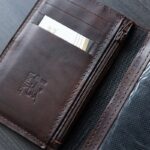⁦محفظة جلد طبيعي للرجال لون بني غامق⁩ - الصورة ⁦5⁩