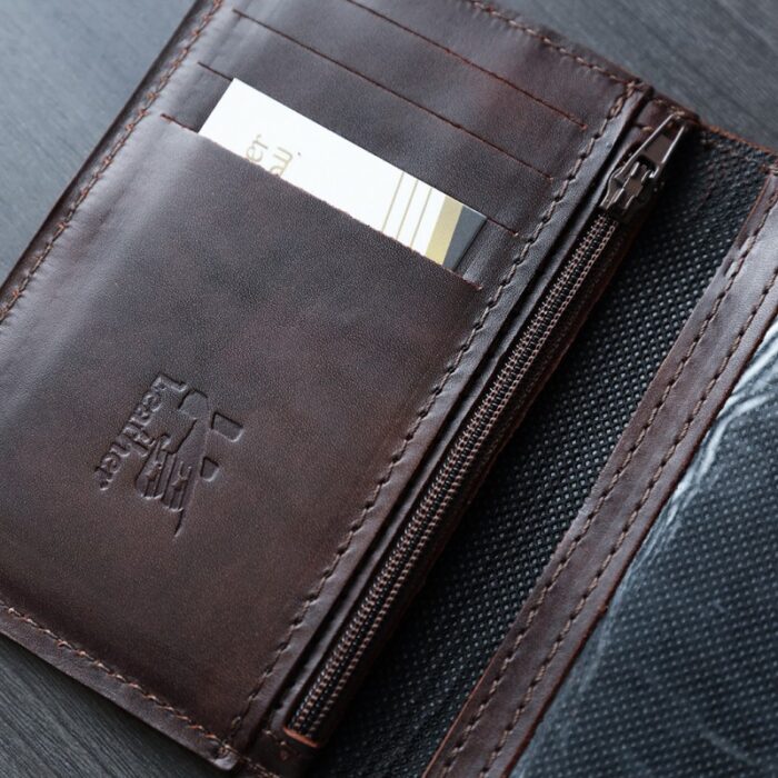 ⁦محفظة جلد طبيعي للرجال لون بني غامق⁩ - الصورة ⁦5⁩