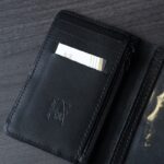 ⁦محفظة جلد طبيعي للرجال لون أسود⁩ - الصورة ⁦3⁩