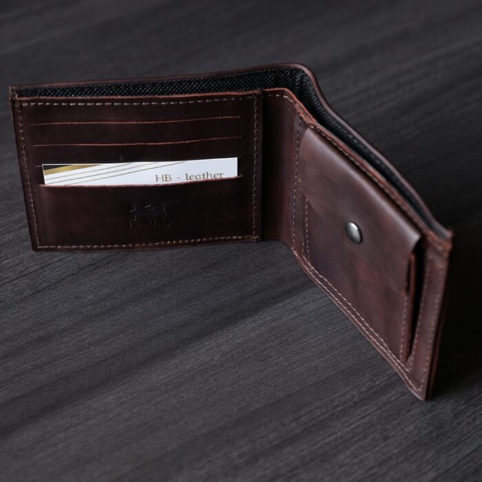 10335573_685e88f7b0bb0 محفظة جلد طبيعي للرجال لون بني غامق - الصورة 1