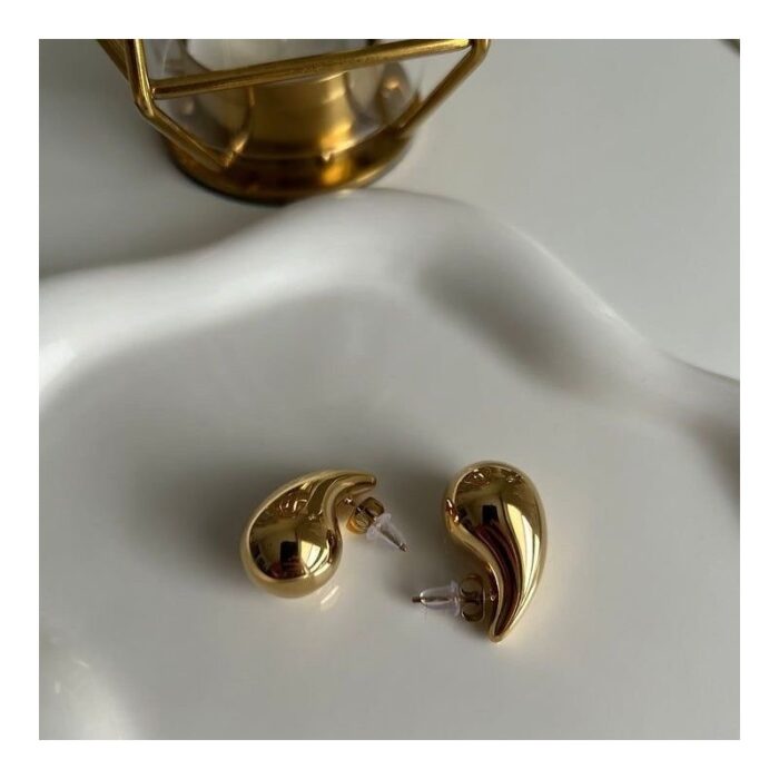 ⁦حلق ذهبي بتصميم دمعة حجم وسط⁩ - الصورة ⁦2⁩