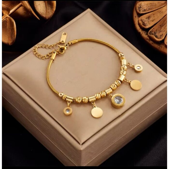 10337099_685e8dc0127d1 سوار ذهبي بتصميم دائري مع حجر زركون أبيض - الصورة 1