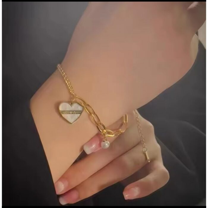 10337104_685e8dec1fe93 سوار ذهبي بتصميم قلب أبيض - الصورة 1