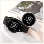 ⁦ساعة يد رقمية LED للكبلز (زوج) ذات شاشة دائرية حزام سيليكون لون أبيض وأسود⁩ - الصورة ⁦3⁩