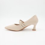 ⁦حذاء كعب رفيع متوسط للنساء مع حزام لون بيج⁩ - الصورة ⁦2⁩