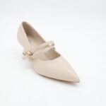 ⁦حذاء كعب رفيع متوسط للنساء مع حزام لون بيج⁩ - الصورة ⁦3⁩