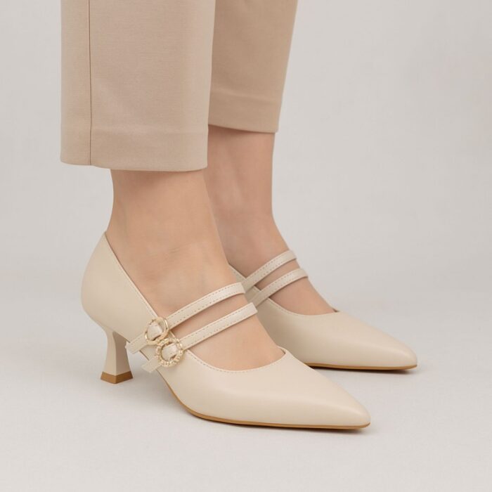 ⁦حذاء كعب رفيع متوسط للنساء مع حزام لون بيج⁩ - الصورة ⁦7⁩