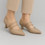 ⁦حذاء كعب رفيع متوسط للنساء مع حزام لون عسلي⁩ - الصورة ⁦7⁩