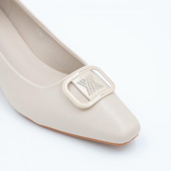 ⁦حذاء كعب متوسط نسائي بتصميم كلاسيكي لون بيج⁩ - الصورة ⁦2⁩