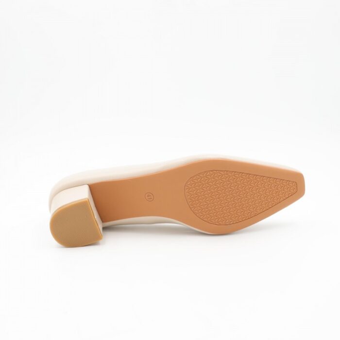 ⁦حذاء كعب متوسط نسائي بتصميم كلاسيكي لون بيج⁩ - الصورة ⁦7⁩