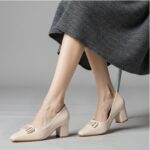 ⁦حذاء كعب متوسط نسائي بتصميم كلاسيكي لون بيج⁩ - الصورة ⁦8⁩