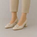 ⁦حذاء كعب متوسط نسائي بتصميم كلاسيكي لون بيج⁩ - الصورة ⁦9⁩