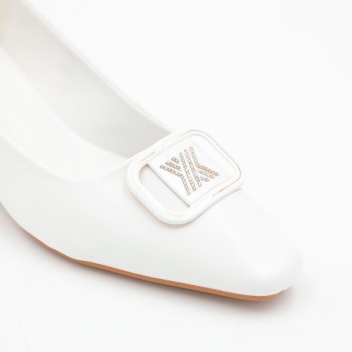 ⁦حذاء كعب متوسط نسائي بتصميم كلاسيكي لون ابيض⁩ - الصورة ⁦3⁩