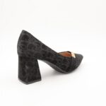 ⁦حذاء كعب نسائي أنيق بتصميم كلاسيكي بنقشة لون اسود⁩ - الصورة ⁦4⁩