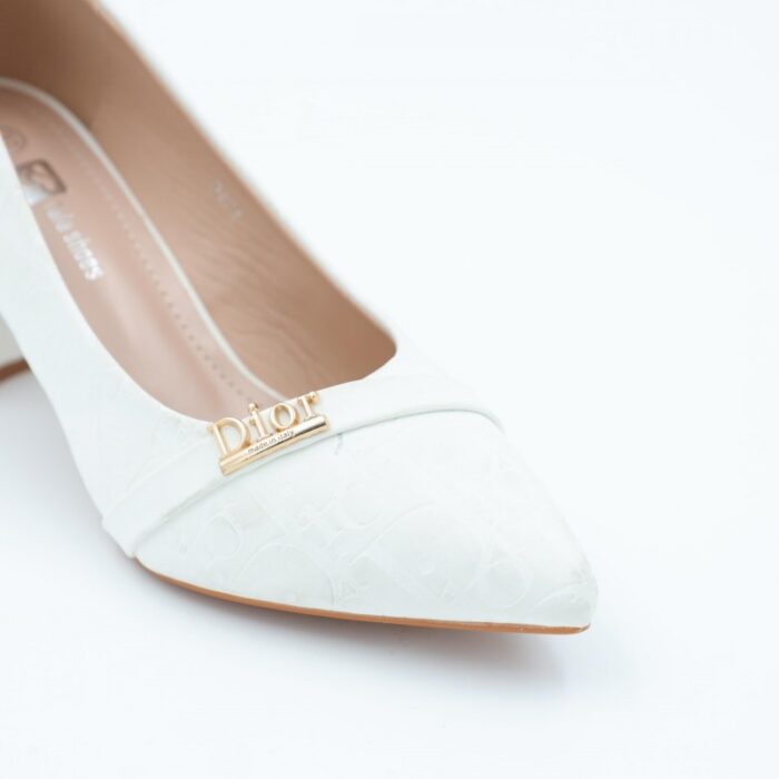 ⁦حذاء كعب نسائي أنيق بتصميم كلاسيكي بنقشةلون ابيض⁩ - الصورة ⁦3⁩