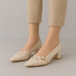 ⁦حذاء كعب متوسط نسائي بتصميم كلاسيكي مع احزمه مزخرفه لون بيج⁩ - الصورة ⁦7⁩