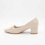 ⁦حذاء كعب متوسط نسائي بتصميم كلاسيكي مع احزمه مزخرفه لون بيج⁩ - الصورة ⁦4⁩