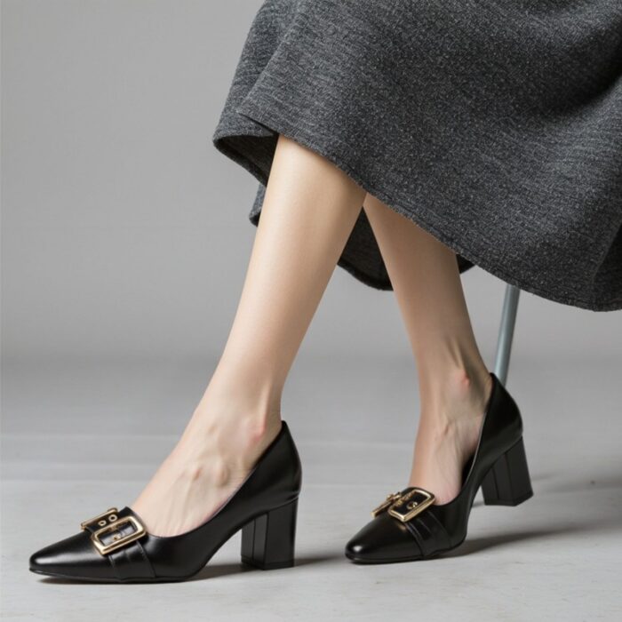 ⁦حذاء كعب متوسط نسائي بتصميم كلاسيكي مع احزمه مزخرفه لون اسود⁩ - الصورة ⁦7⁩