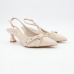 حذاء كعب متوسط نسائي بكعب رفيع وحزام مزخرف بتصميم مفتوح من الخلف لون بيج