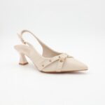 ⁦حذاء كعب متوسط نسائي بكعب رفيع وحزام مزخرف بتصميم مفتوح من الخلف لون بيج⁩ - الصورة ⁦2⁩