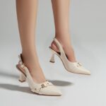 ⁦حذاء كعب متوسط نسائي بكعب رفيع وحزام مزخرف بتصميم مفتوح من الخلف لون بيج⁩ - الصورة ⁦5⁩