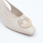 ⁦حذاء كعب متوسط نسائي بكعب عريض بتصميم مفتوح من الخلف لون بيج⁩ - الصورة ⁦6⁩