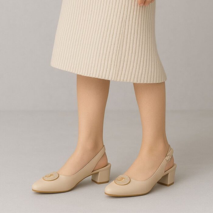 ⁦حذاء كعب متوسط نسائي بكعب عريض بتصميم مفتوح من الخلف لون بيج⁩ - الصورة ⁦7⁩