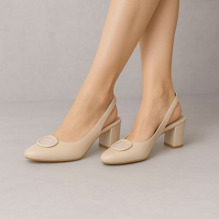 ⁦حذاء كعب متوسط نسائي بكعب عريض بتصميم مفتوح من الخلف لون بيج⁩ - الصورة ⁦7⁩