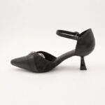 حذاء كعب متوسط بتصميم قلب مفتوح من الخلف للنساء لون أسود