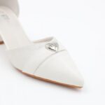 ⁦حذاء كعب متوسط بتصميم قلب مفتوح من الخلف للنساء لون ابيض⁩ - الصورة ⁦6⁩