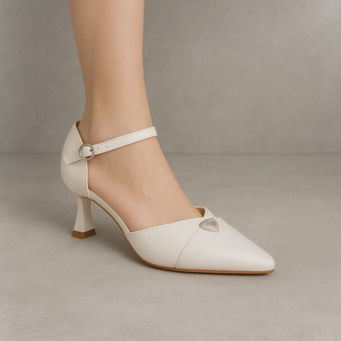 ⁦حذاء كعب متوسط بتصميم قلب مفتوح من الخلف للنساء لون ابيض⁩ - الصورة ⁦7⁩