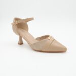 ⁦حذاء كعب متوسط بتصميم قلب مفتوح من الخلف للنساء لون بيج⁩ - الصورة ⁦2⁩