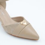 ⁦حذاء كعب متوسط بتصميم قلب مفتوح من الخلف للنساء لون بيج⁩ - الصورة ⁦7⁩