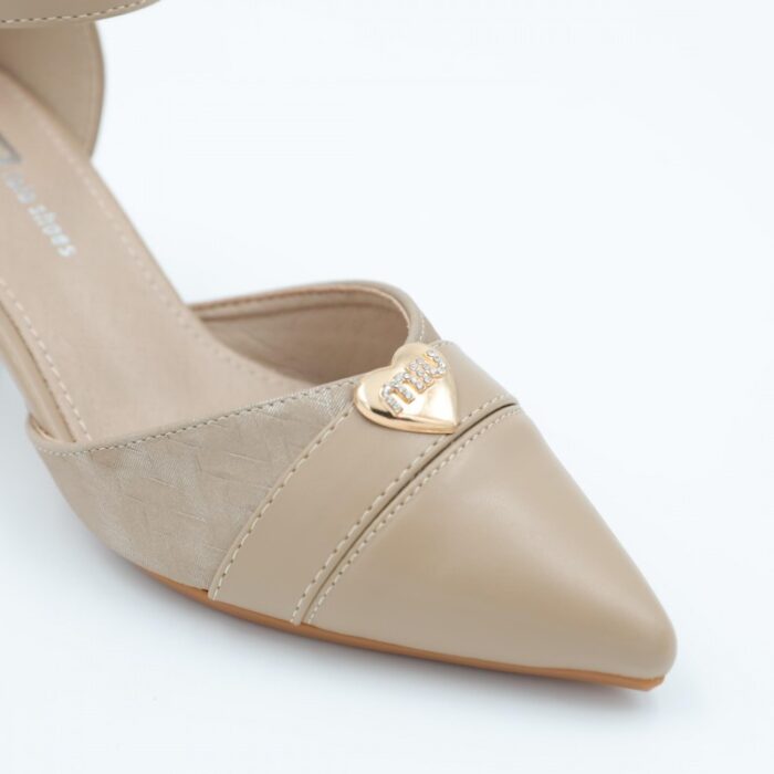 ⁦حذاء كعب متوسط بتصميم قلب مفتوح من الخلف للنساء لون بيج⁩ - الصورة ⁦7⁩