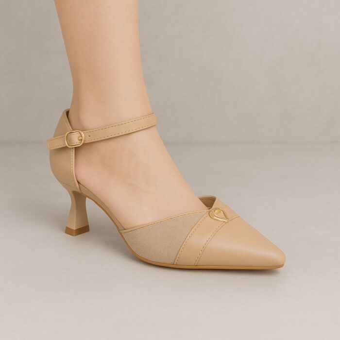 ⁦حذاء كعب متوسط بتصميم قلب مفتوح من الخلف للنساء لون بيج⁩ - الصورة ⁦8⁩