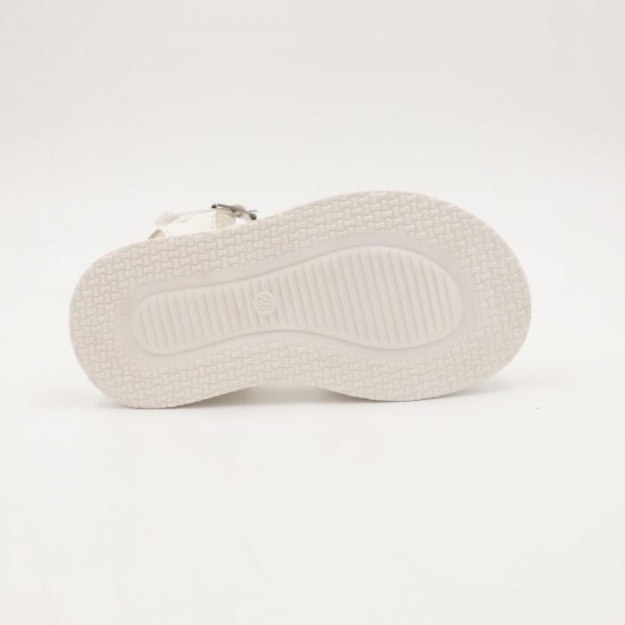 ⁦صندل بناتي لون ابيض مع سترس فضي⁩ - الصورة ⁦5⁩