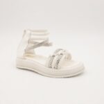 ⁦صندل بناتي لون ابيض مع احزمه لون فضي⁩ - الصورة ⁦2⁩