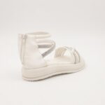 ⁦صندل بناتي لون ابيض مع احزمه لون فضي⁩ - الصورة ⁦4⁩