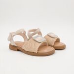 ⁦صندل بناتي مع حزام لون بيج⁩ - الصورة ⁦2⁩