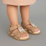 ⁦صندل أطفال بتصميم دبدوب لون بيج⁩ - الصورة ⁦5⁩