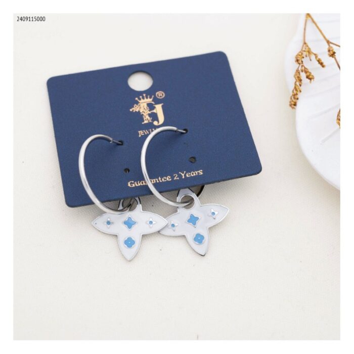 103383583_685ebdac092e7 حلق نجوم لون فضي و أبيض - الصورة 1