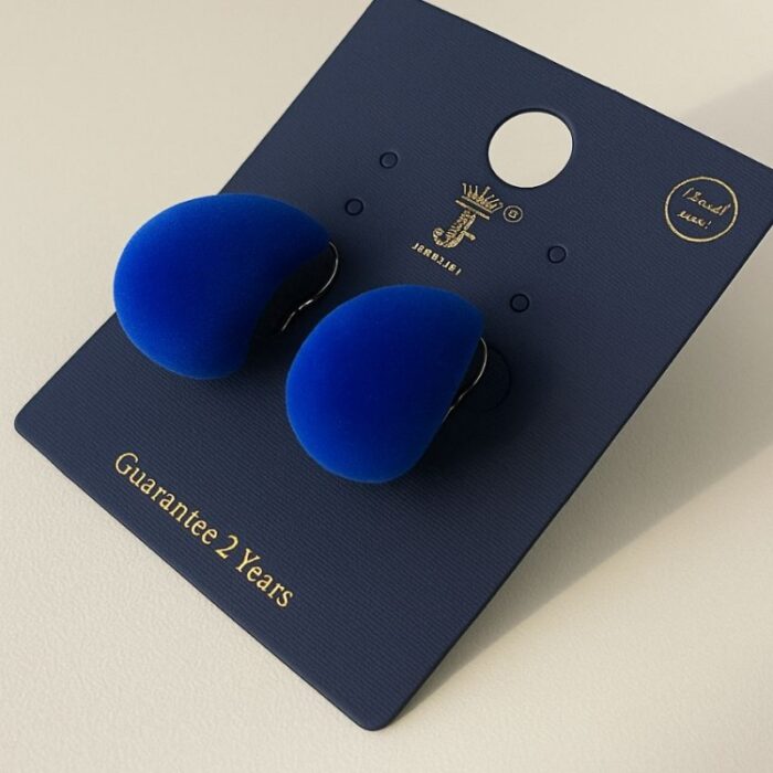 103383591_685ebdb24ba43 حلق مخمل بتصميم دمعة لون نيلي - الصورة 1