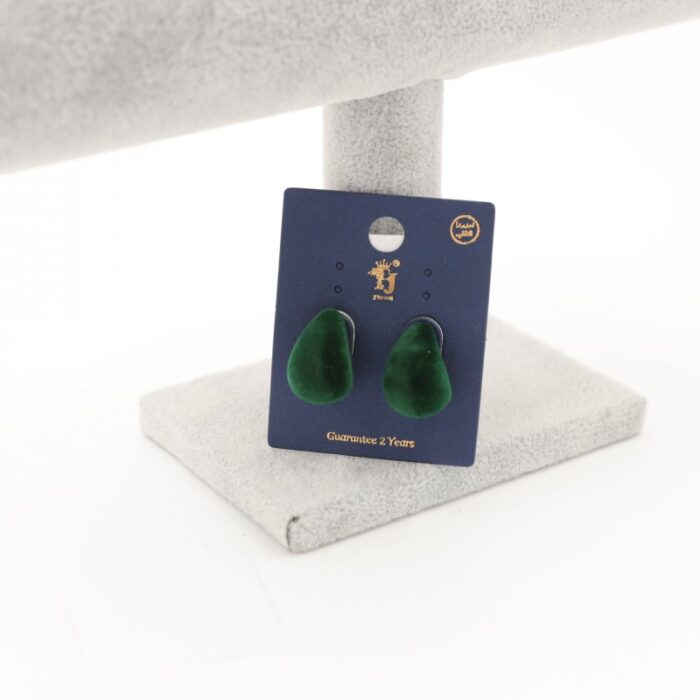 103383605_685ebdbd5350a حلق مخمل بتصميم دمعة لون أخضر - الصورة 1