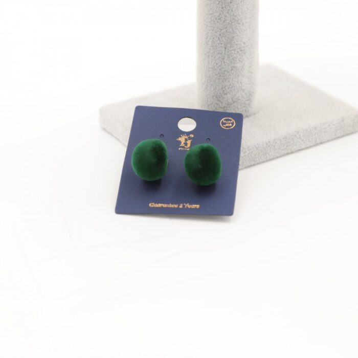 ⁦حلق مخمل بتصميم دمعة لون أخضر⁩ - الصورة ⁦2⁩