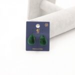 ⁦حلق مخمل بتصميم دمعة لون أخضر⁩ - الصورة ⁦3⁩