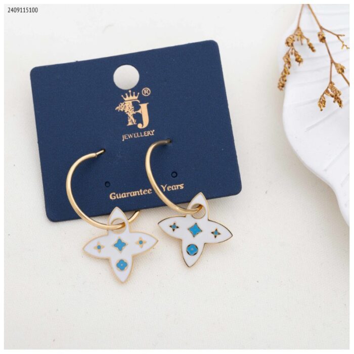 103383611_685ebdc3b1483 حلق نجوم لون ذهبي و أبيض - الصورة 1