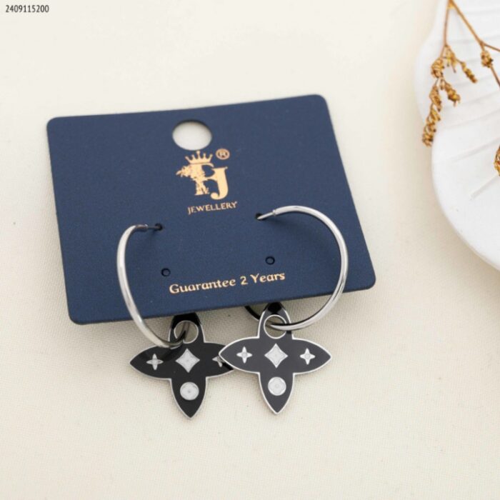 103383612_685ebdc3d20e0 حلق نجوم لون فضي وأسود - الصورة 1